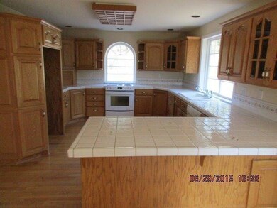 567 Hixson Dr, Grants Pass, OR 97526 - photo 2