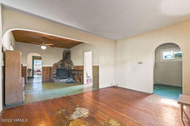 Living Room / Entry