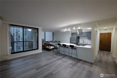 Royal Crest unit 1804, Seattle, WA 98121 - photo 3