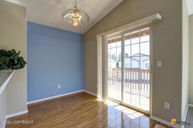 Dining area 2/laminate floors