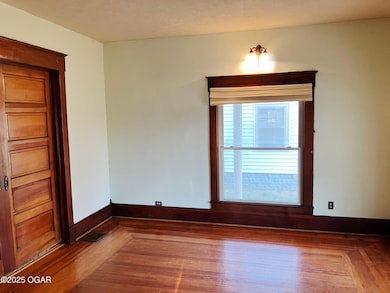 323 W Maple St, Columbus, KS 66725 - photo 5