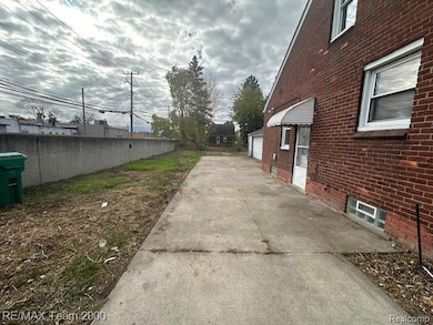 15852 Semrau Ave, Eastpointe, MI 48021 - photo 5