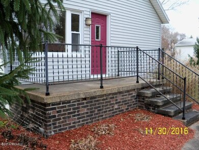 100_2410 932 front porch area
