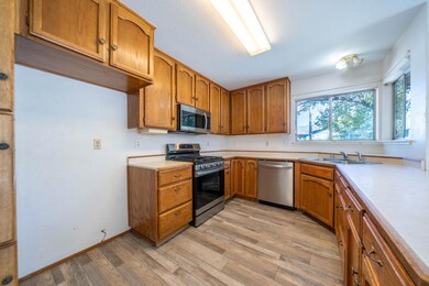 1071 Camelot Ct, Redding, CA 96003 - photo 7