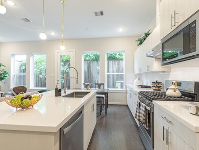 610 Thornton Oaks Ln unit B, Houston, TX 77018 - photo 3