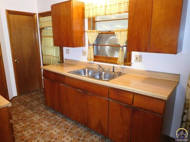 214 SW 40th Terrace, Topeka, KS 66609 - photo 6