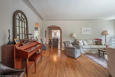 620 N Brainard St, Naperville, IL 60563 - photo 3