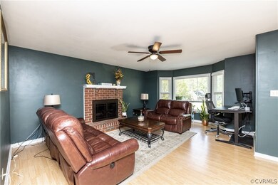 Lovely Bay window, ceiling fan