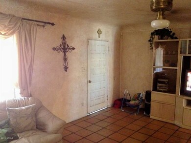 ENTRY / LIVING ROOM