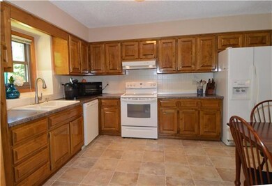 Large Eat-in Kitchen with Ceramic Tiles