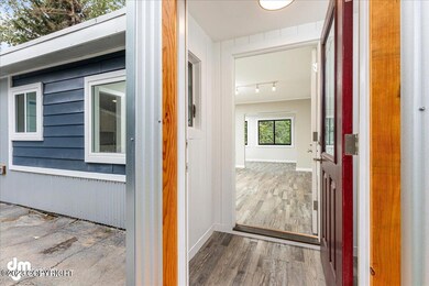 03-Upstairs Entry-DW-7331