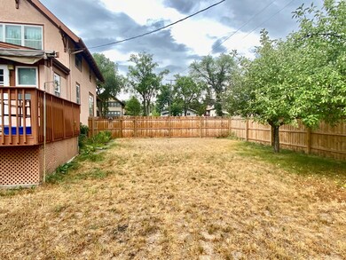 Fenced yard<|><|>