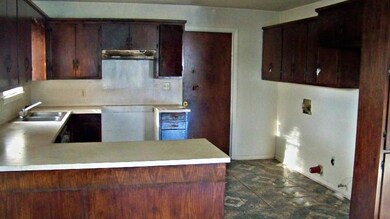 512 W Hutchinson St, Beeville, TX 78102 - photo 3