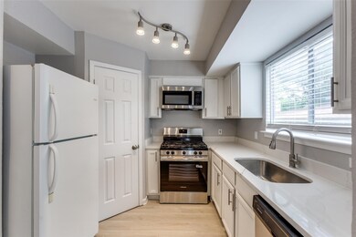 Kitchen with appliances with stainless steel fini