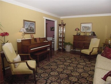 Living room w/ crown molding and oak floor