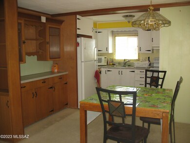 5472 Box R Dining to Kitchen