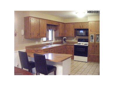 Super Clean Kitchen has Breakfast Bar. All Applian