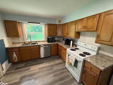 1711 Bluff St, Hamburg, IA 51640 - photo 7