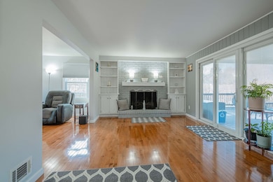 Built in bookshelves, Large wimdows, fireplace, gl