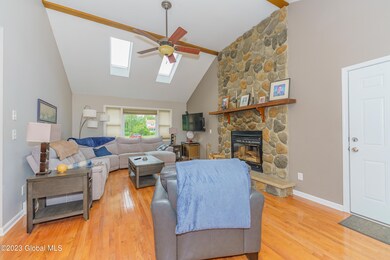 3 Familyroom 1