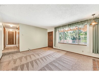 Living Room/Entrance