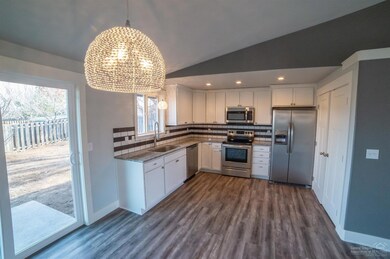 1942 SW 33rd St, Redmond, OR 97756 - photo 3