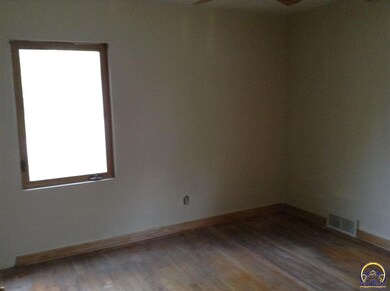 1640 SW Burnett Rd, Topeka, KS 66604 - photo 6