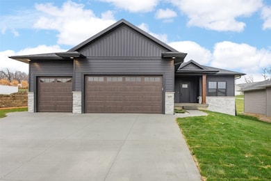 1609 38th St SE, Cedar Rapids, IA 52403 - photo 2