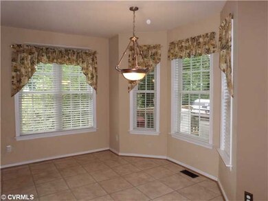 Kitchen - Spacious eat in area