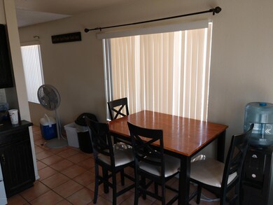 2135 eat-in kitchen pic