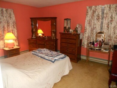 6142 Indian Creek Rd, Zionsville, PA 18092 - photo 5