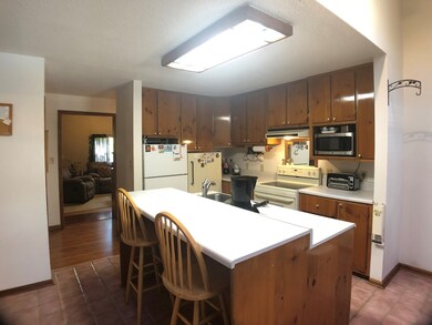 Eat-in kitchen with island