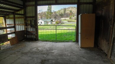 10085 Blackwell Rd, Central Point, OR 97502 - photo 7