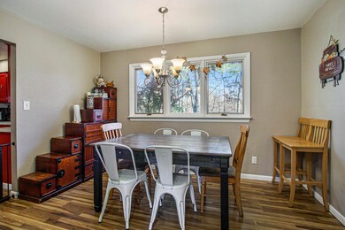 1505 Valley View dining room photo 2