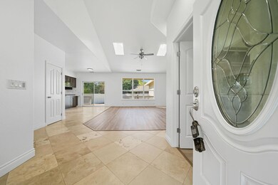 Entry w/high ceilings