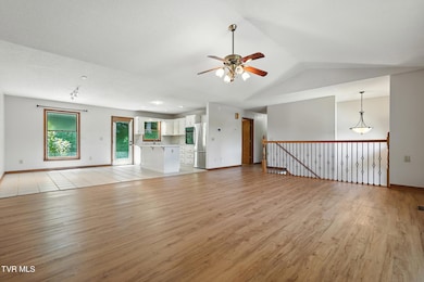 1201 Eastbrook Dr, Kingsport, TN 37663 - photo 6