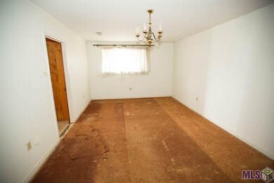 Spacious Livingroom/Diningroom Combo....