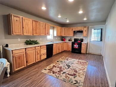 Open Kitchen - Room for a Pub table - or Center Wo