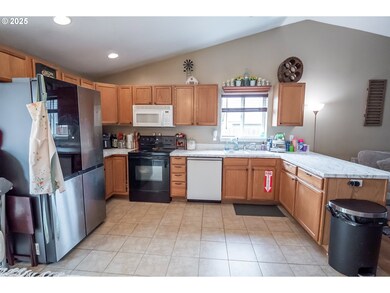 1852 S 60th St, Springfield, OR 97478 - photo 5