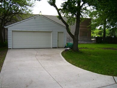 Detatched 2 1/2 car garage with mandoor, garage do