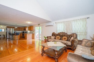 2 Weetamoe St, Worcester, MA 01602 - photo 5