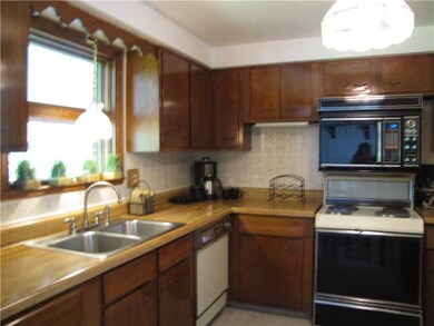 Kitchen. Spacious U shaped kitchen with lots of ca