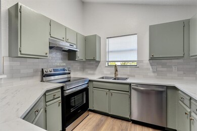 Kitchen featuring stainless steel appliances, und