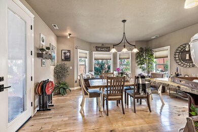 Huge Formal Dining Room!