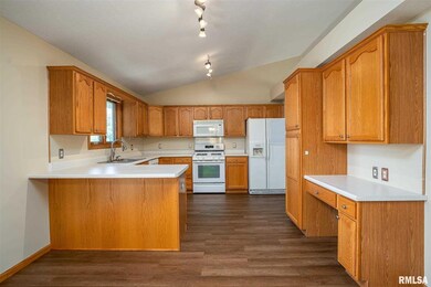 6140 Jebens Ave, Davenport, IA 52806 - photo 5