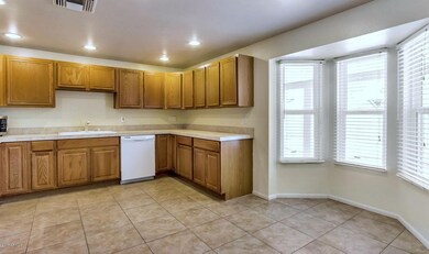 Eat-in kitchen w/ bay window