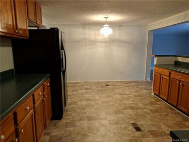 Large eat-in kitchen - Freshly painted with new fl
