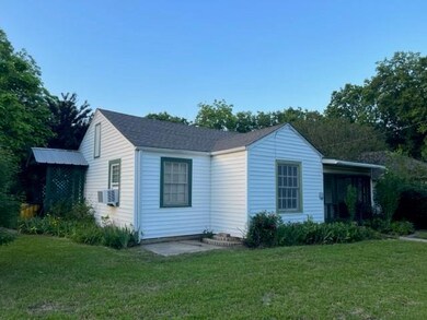 1401 E Tennie St, Gainesville, TX 76240 - photo 2