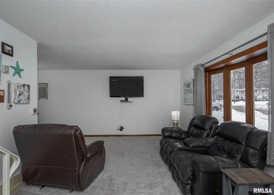 1447 W 41st St, Davenport, IA 52806 - photo 5