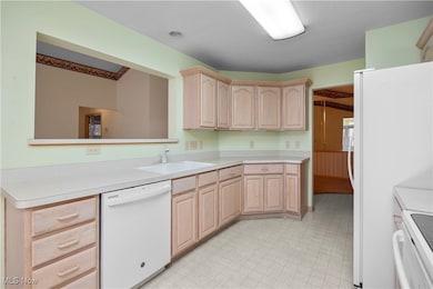 30621 Iris Ct unit 31A, North Olmsted, OH 44070 - photo 2